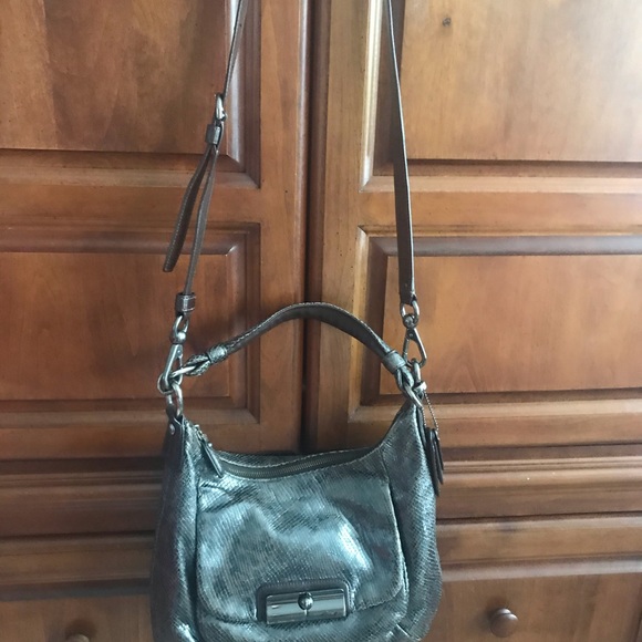 Coach embossed python snake skin shoulder bag. - Picture 4 of 13